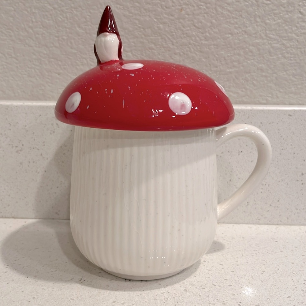 Gnome and 🍄 lidded mug